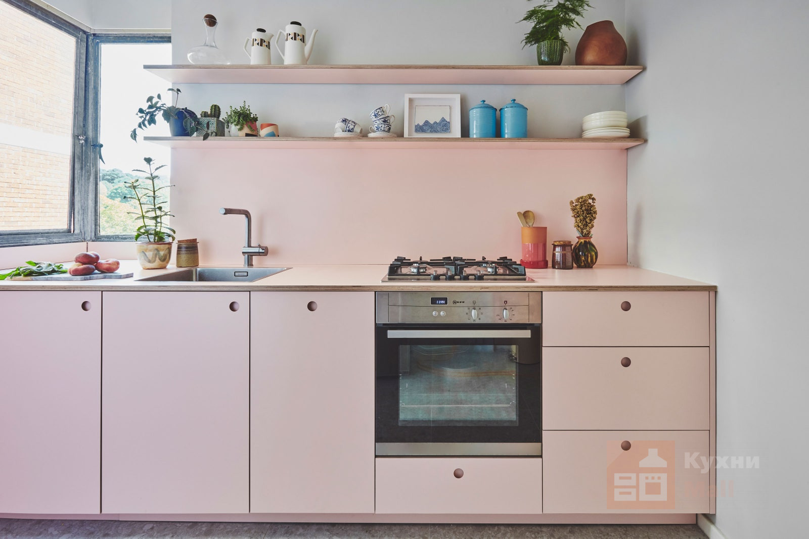 Кухня с розовыми верхними шкафами